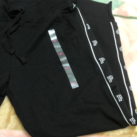 🎨 NWT VS Pink NWT black and white jogger pant - Picture 1 of 3